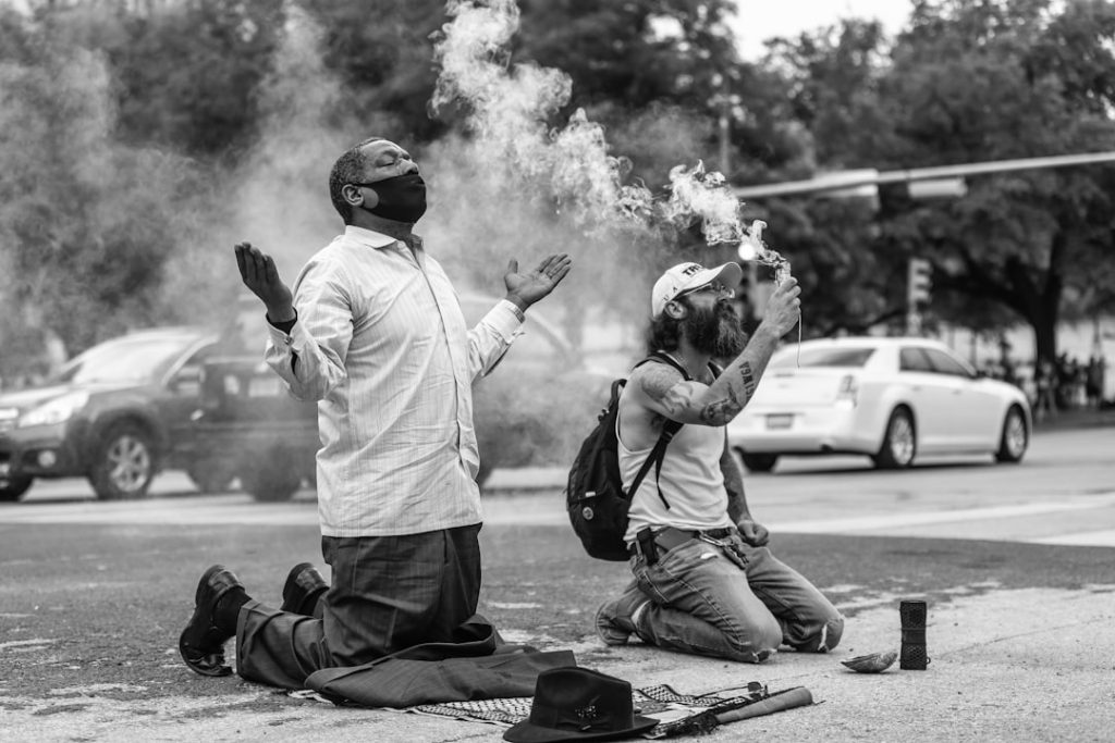 découvrez la communication non violente : une méthode efficace pour améliorer vos relations, gérer les conflits et favoriser l'écoute empathique au quotidien. apprenez à communiquer avec bienveillance et authenticité.