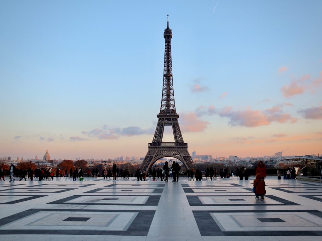 découvrez paris, la ville lumière, célèbre pour sa culture, ses monuments emblématiques comme la tour eiffel, sa gastronomie raffinée et son art de vivre unique. explorez ses quartiers pittoresques et vivez une expérience inoubliable au cœur de la capitale française.
