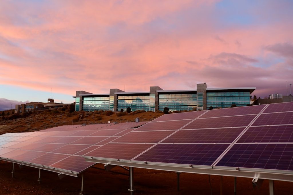 découvrez comment les panneaux solaires peuvent réduire votre facture d'énergie, protéger l'environnement et augmenter la valeur de votre maison. guide pratique sur l'installation, le fonctionnement et les avantages des panneaux solaires.