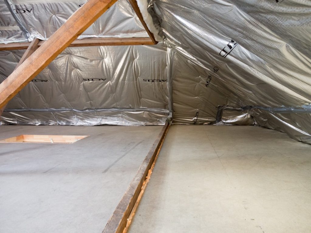 améliorez le confort de votre maison et réduisez vos factures d'énergie grâce à une isolation de grenier efficace et durable.