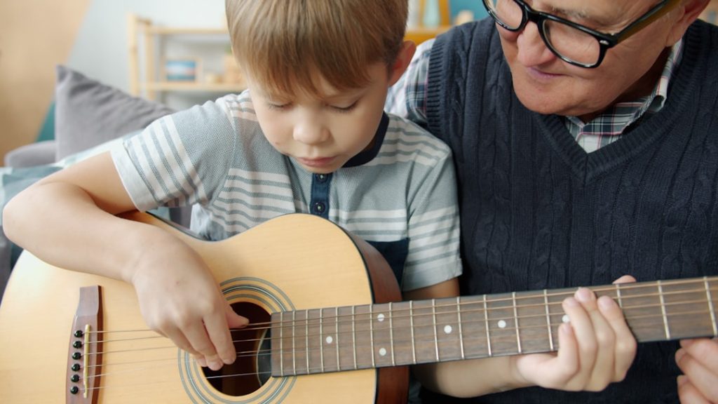 découvrez des cours de guitare pour débutants adaptés à tous les âges. apprenez les bases de la guitare facilement avec des leçons claires et progressives.