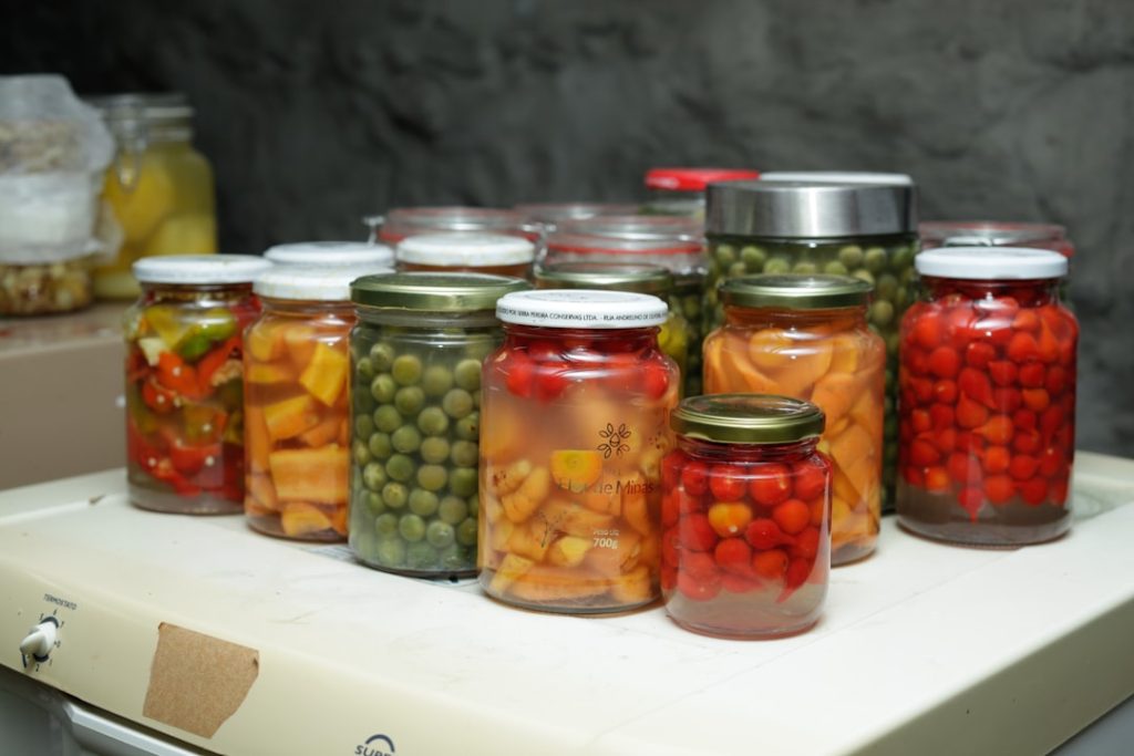 découvrez les techniques de fermentation des légumes à la maison pour préserver leurs saveurs et bienfaits tout en créant des aliments sains et naturels.
