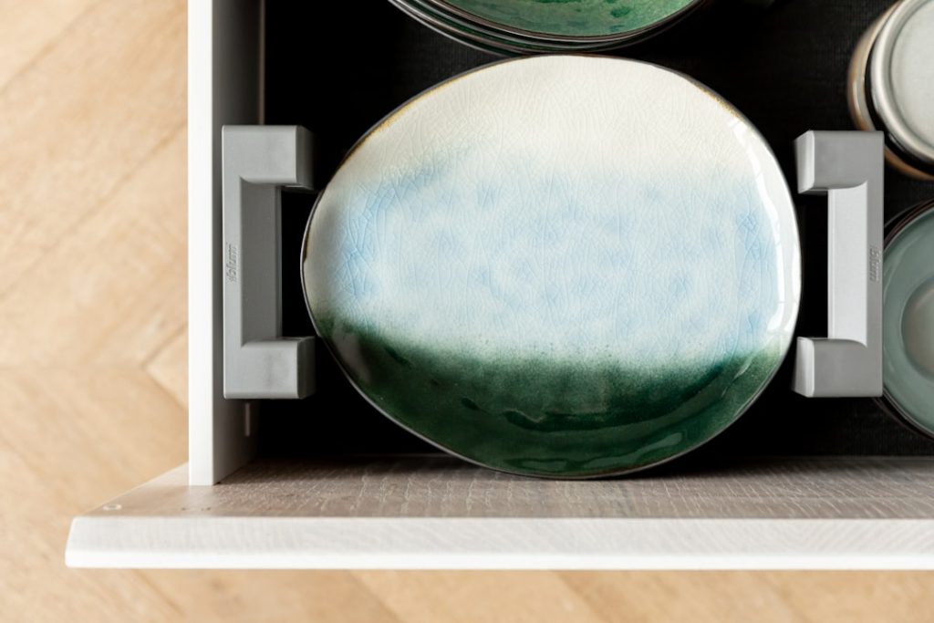 découvrez des astuces et solutions pratiques pour organiser votre cuisine efficacement et gagner de l'espace.