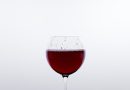 Vin rouge et musculation : atouts insoupçonnés pour les sportifs